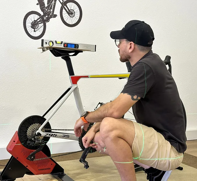 Nivelamento do selim com nível digital e linha laser, no estúdio VTR BIKE LAB, em Oeiras